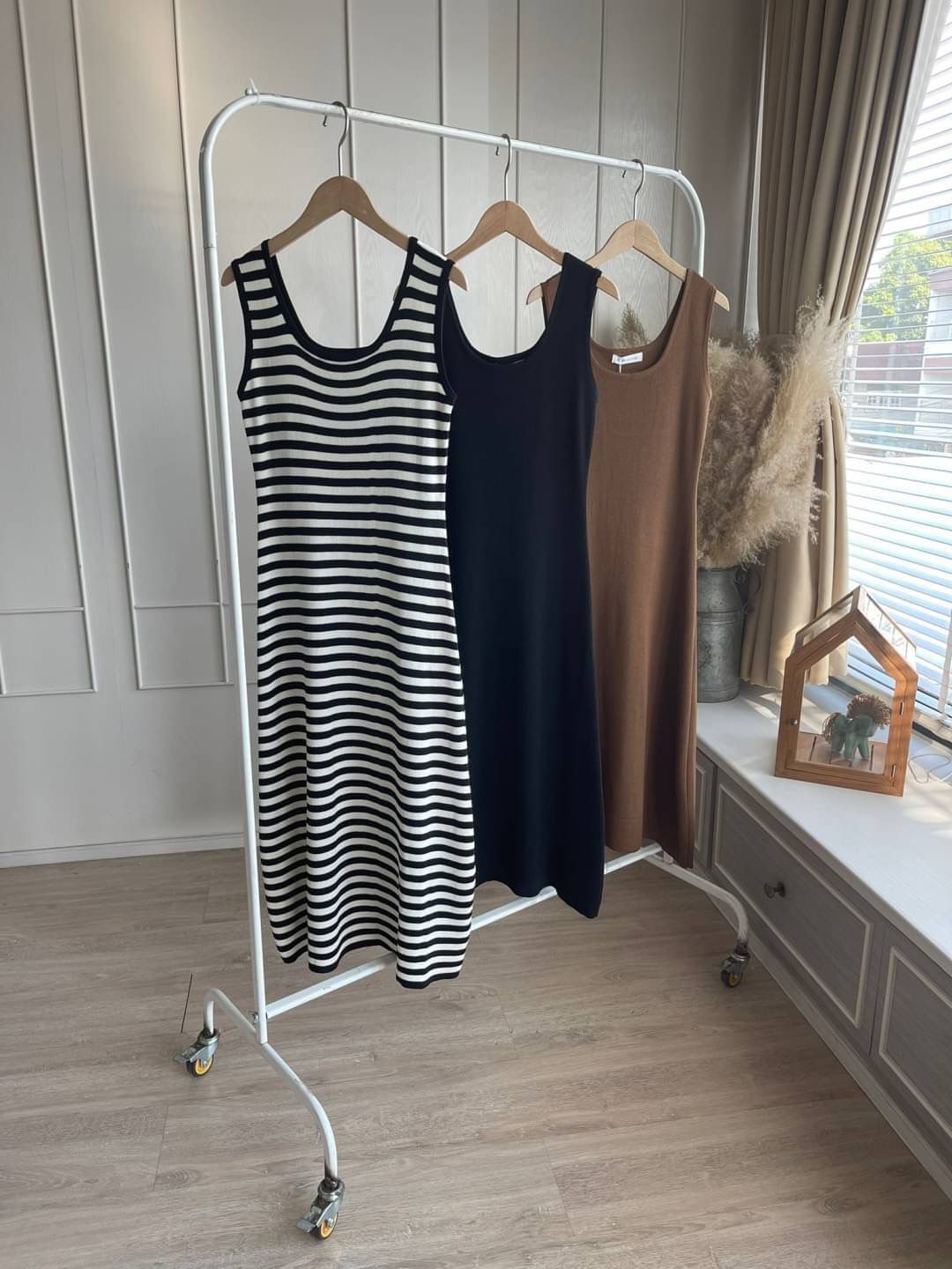 SLEEVELESS ROUND NECK MIDI DRESS